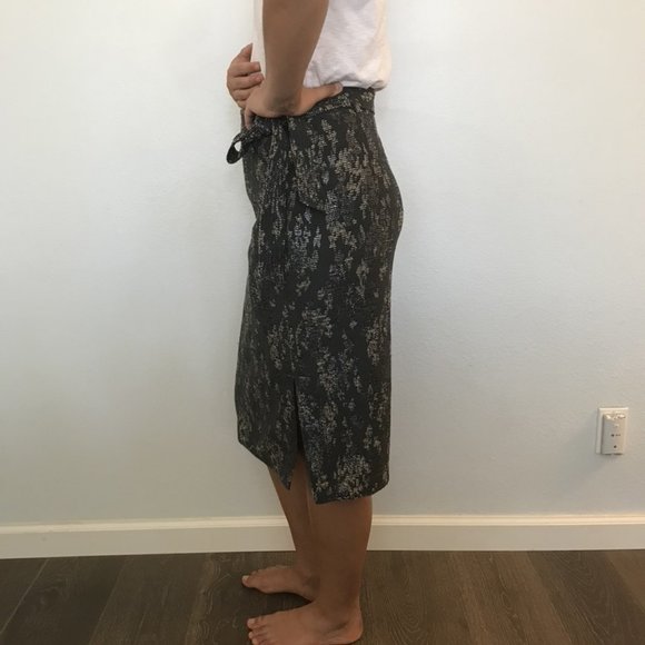 Banana Republic pencil skirt (NWT, size 4) - Picture 5 of 11